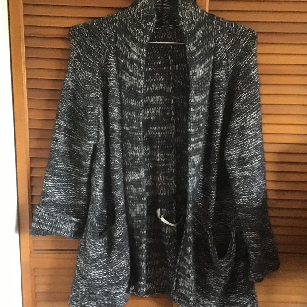 Cynthia Vincent cozy great sweater excellent.. medium..tweed..gray/black/white
